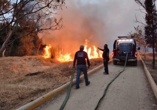 Atienden incendio en riberas del Atoyac y detienen a una persona por ello