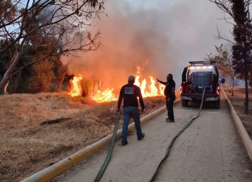 Atienden incendio en riberas del Atoyac y detienen a una persona por ello