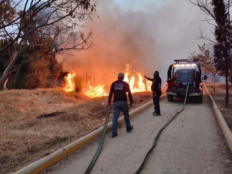 Atienden incendio en riberas del Atoyac y detienen a una persona por ello