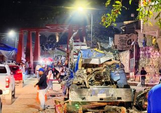 Camión trocero choca contra vivienda en Guelatao; hay 2 muertos y 9 heridos 