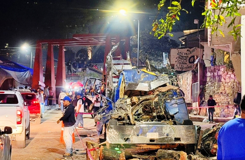 Camión trocero choca contra vivienda en Guelatao; hay 2 muertos y 9 heridos 