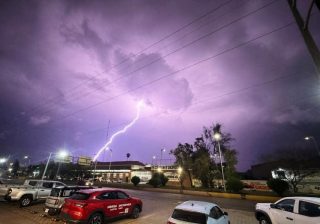 Fallece conductor arrastrado por corriente de arroyo; sofocan incendio derivado de caída de rayo en Oaxaca 