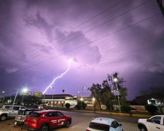 Fallece conductor arrastrado por corriente de arroyo; sofocan incendio derivado de caída de rayo en Oaxaca 