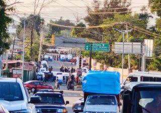 Mototaxistas de Atzompa abandonan la Confederación Joven de México; bloquean crucero de Plaza Bella 