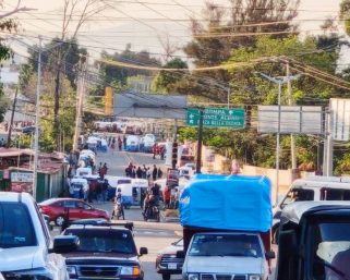 Mototaxistas de Atzompa abandonan la Confederación Joven de México; bloquean crucero de Plaza Bella 