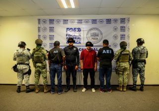 Detienen a Director de la Policía Vial de Atzompa por venta ilegal de armas de fuego 
