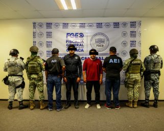 Detienen a Director de la Policía Vial de Atzompa por venta ilegal de armas de fuego 