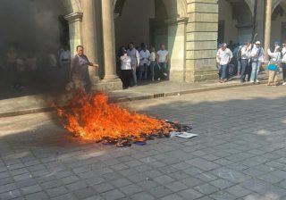 Día del Trabajo en Oaxaca: trifulca, quema de gorras y consignas contra Gobernador 