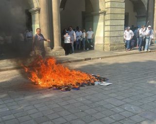 Día del Trabajo en Oaxaca: trifulca, quema de gorras y consignas contra Gobernador 