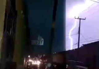 Impactan dos rayos líneas de energía eléctrica y una vivienda en Oaxaca 