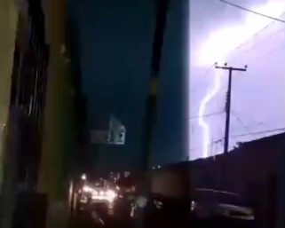Impactan dos rayos líneas de energía eléctrica y una vivienda en Oaxaca 