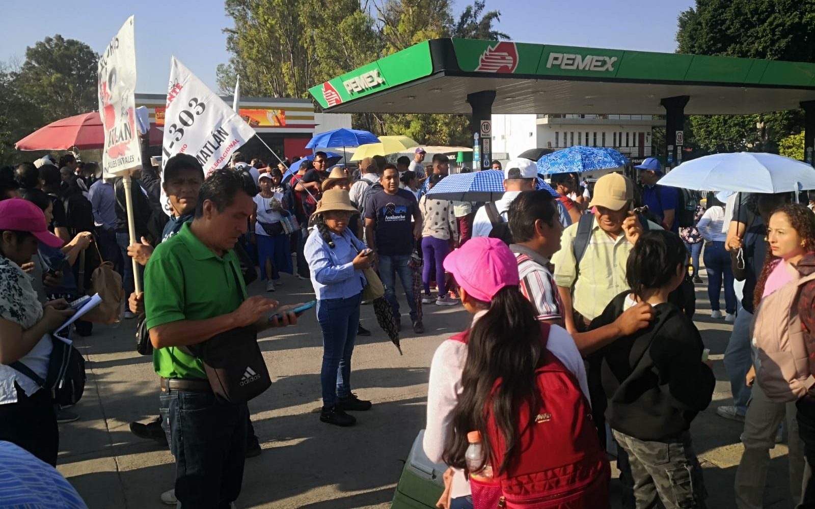 Marcha Sección 22 en Oaxaca para conmemorar el Día del Maestro