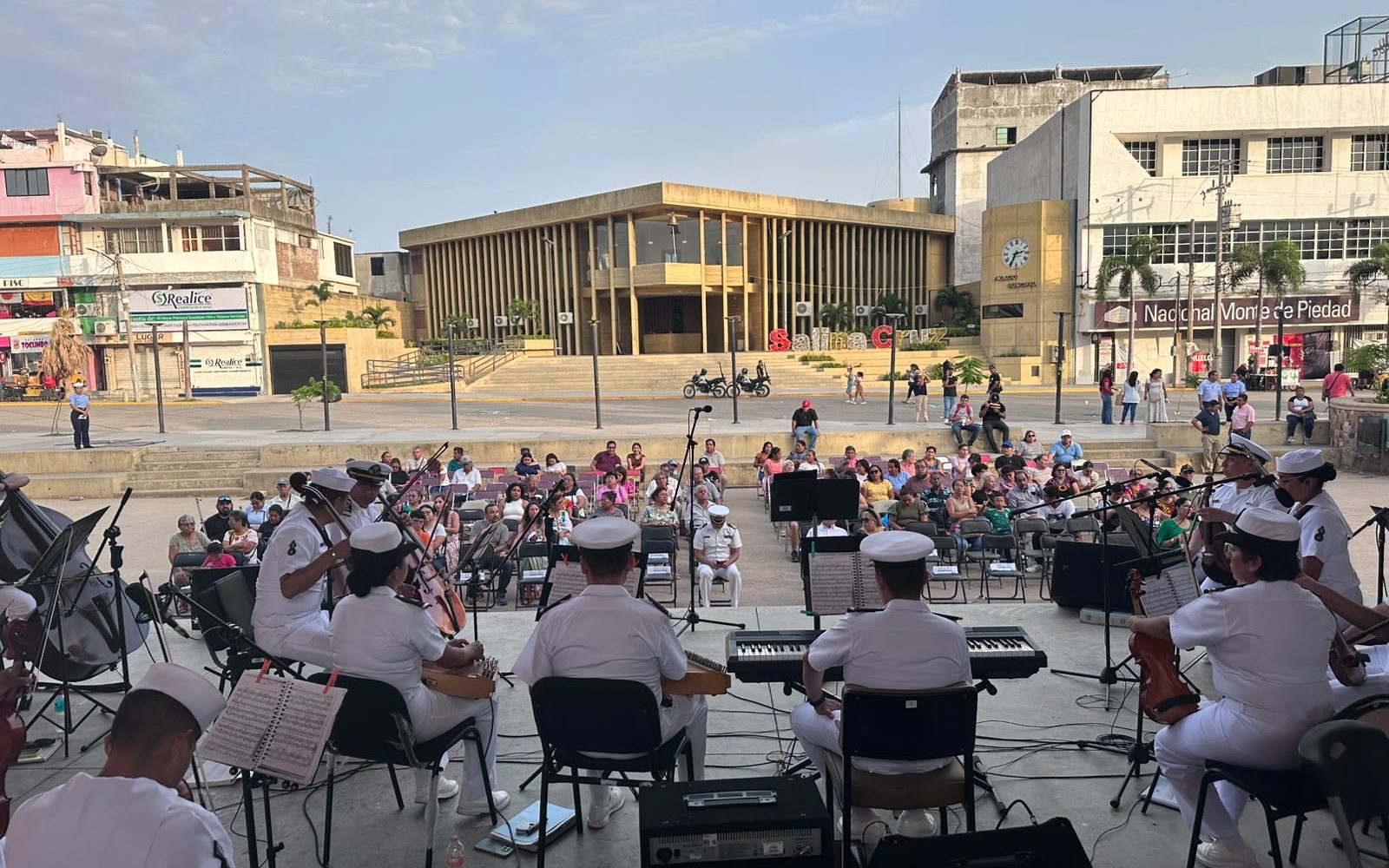 Se presenta Orquesta Filarmónica de la Secretaría de Marina en Salina Cruz