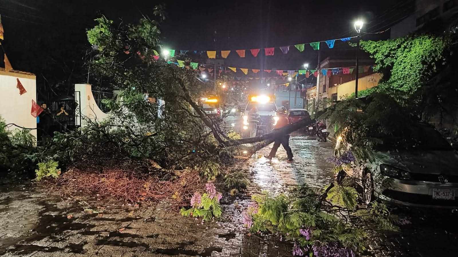 Calles anegadas e interrupción del servicio de energía eléctrica en la ciudad de Oaxaca tras lluvia 