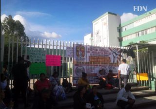 Después de movilizaciones, se reúnen trabajadores del hospital civil y autoridades