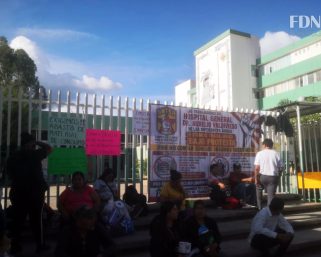 Después de movilizaciones, se reúnen trabajadores del hospital civil y autoridades