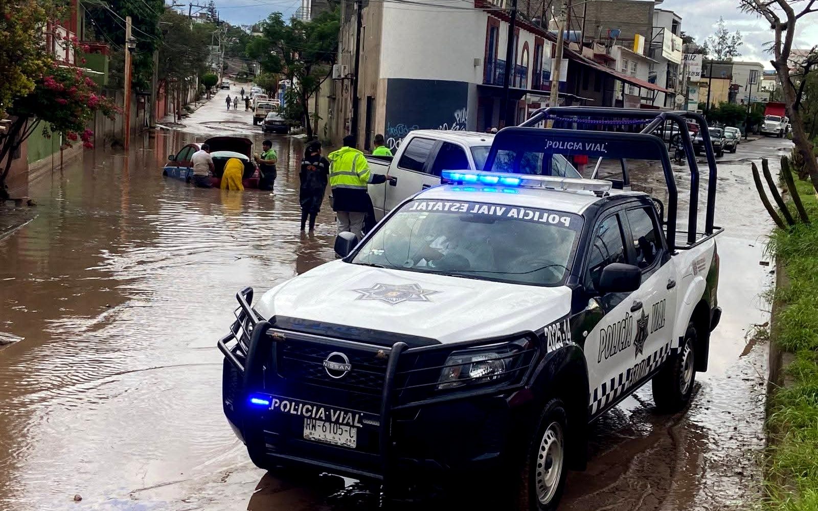 Atiende Policía Vial Estatal a personas afectadas por lluvias en Tlacolula 