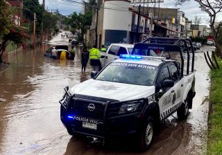 Atiende Policía Vial Estatal a personas afectadas por lluvias en Tlacolula 