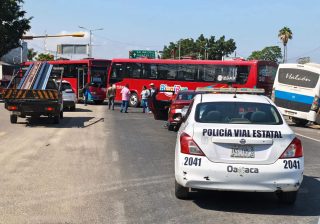 Taxistas bloquean crucero del aeropuerto en Oaxaca ante prohibición de ingresar al centro histórico