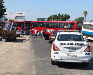 Taxistas bloquean crucero del aeropuerto en Oaxaca ante prohibición de ingresar al centro histórico