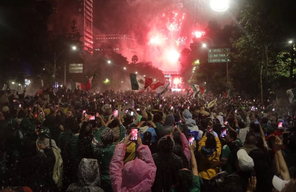 Mueren tres personas en la Ciudad de México por asfixia tras festejo por mundial de futbol