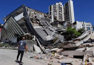Asciende a 111 muertos en Colombia por terremoto de 7.4
