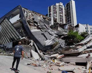 Asciende a 111 muertos en Colombia por terremoto de 7.4