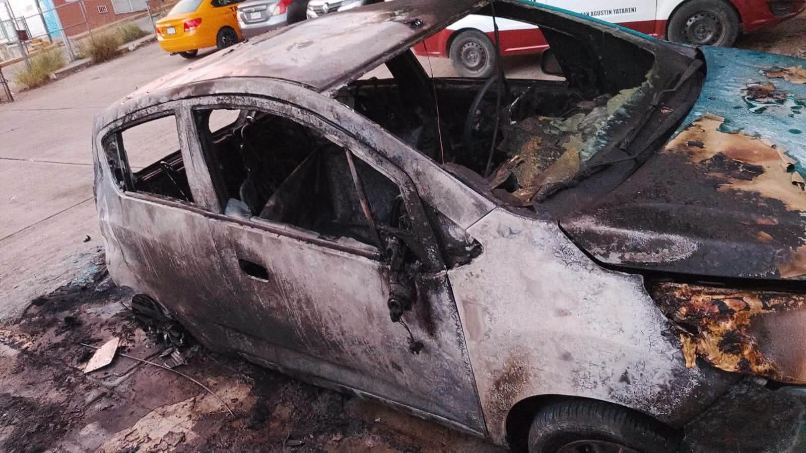 Inician investigación tras incendio de dos autos en fraccionamiento El Rosario 