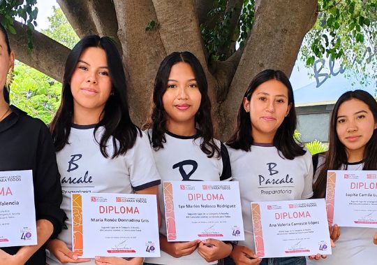 Destacan estudiantes del Blaise Pascale en concurso internacional de ciencia y lectura  