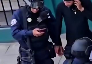 Exhiben a la Policía Estatal y Municipal de Oaxaca; una elemento con uniforme bebe alcohol y municipales son señalados por soborno 