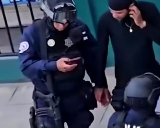 Exhiben a la Policía Estatal y Municipal de Oaxaca; una elemento con uniforme bebe alcohol y municipales son señalados por soborno 
