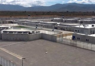 Emite DDHPO recomendación 15/2026 por violaciones a derechos de persona que murió en penal de Miahuatlán 