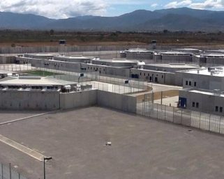 Emite DDHPO recomendación 15/2026 por violaciones a derechos de persona que murió en penal de Miahuatlán 