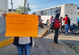 Por conflicto interno en primaria de Montoya, padres de familia bloquean crucero de Plaza Bella 