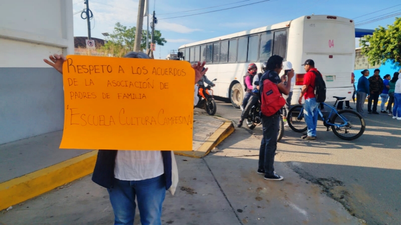 Por conflicto interno en primaria de Montoya, padres de familia bloquean crucero de Plaza Bella 