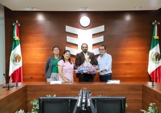Entrega IEEPCO tapitas a la comunidad de voluntarios Efecto Mariposa Oaxaca