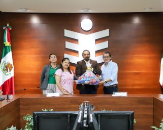 Entrega IEEPCO tapitas a la comunidad de voluntarios Efecto Mariposa Oaxaca