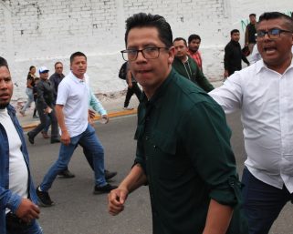 Se enfrenta Sección 22 con grupo de choque durante visita de Sheinbaum; funcionarios agreden a prensa