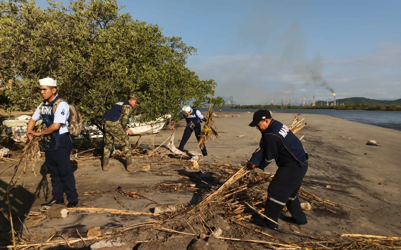 Décima Región Naval limpia la playa “La Ventosa” en Salina Cruz