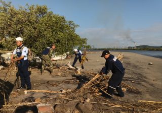 Décima Región Naval limpia la playa “La Ventosa” en Salina Cruz