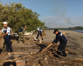Décima Región Naval limpia la playa “La Ventosa” en Salina Cruz