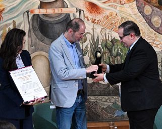 Recibe Juan Villoro el Premio Internacional Carlos Fuentes 2026