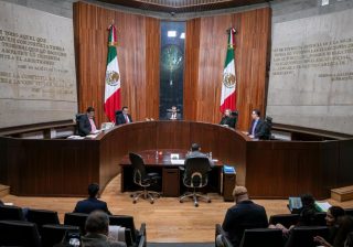 Ordenan al INE revisar la accesibilidad e igualdad en los trámites de adultos mayores para obtener la credencial para votar