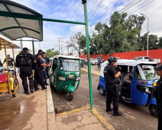 Aplican operativo en Plaza Bella; aseguran 16 mototaxis irregulares 