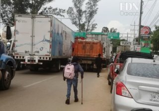 Para labores Sección 22 y bloquea carreteras en Oaxaca 
